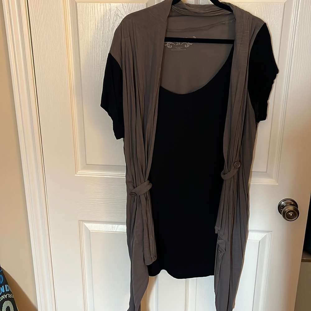 Aesport black short sleeve with attached grey long vest.